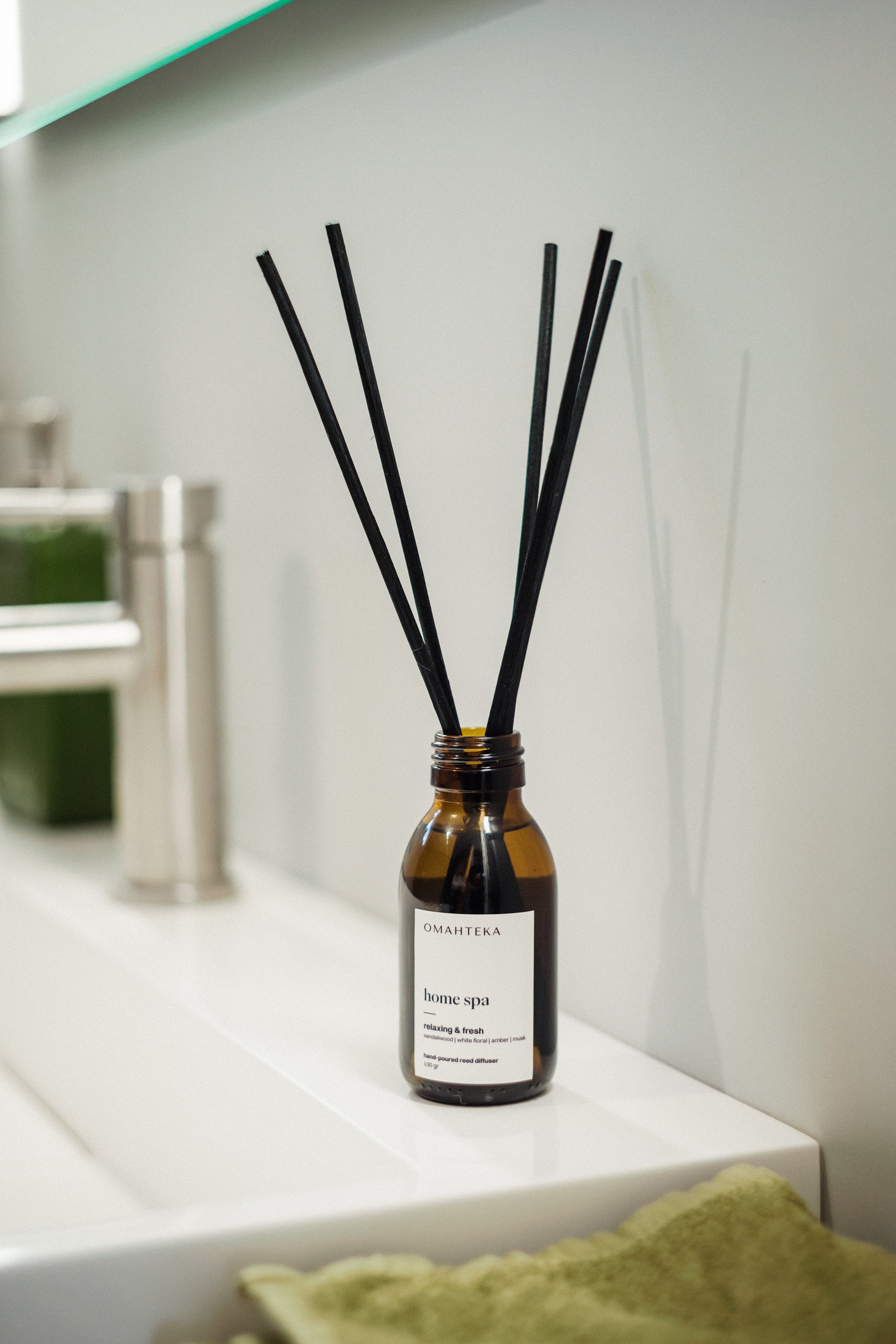 Difuzor parfum de cameră Home Spa de la Omahteka - ambalaj elegant, perfect pentru un ritual zilnic de relaxare sau ca idee de cadou pentru cei care iubesc atmosfera de spa acasă.