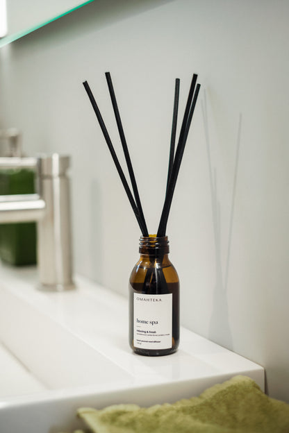 Difuzor parfum de cameră Home Spa de la Omahteka - ambalaj elegant, perfect pentru un ritual zilnic de relaxare sau ca idee de cadou pentru cei care iubesc atmosfera de spa acasă.