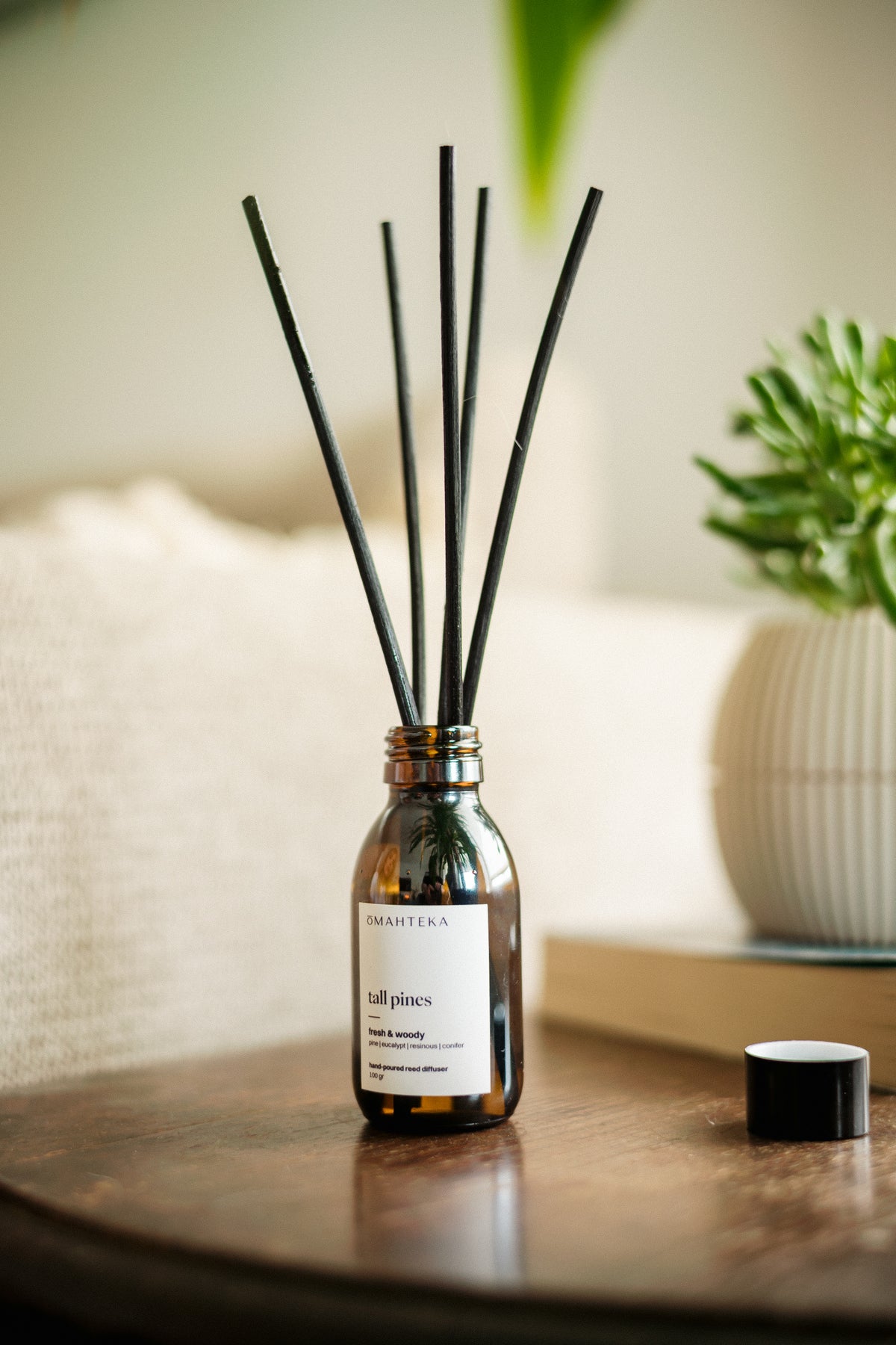 Difuzor parfum de cameră Tall Pines de la Omahteka - ambalaj elegant, ideal pentru un cadou rafinat sau pentru a completa decorul oricărei camere cu aroma proaspătă de pin și cedru.