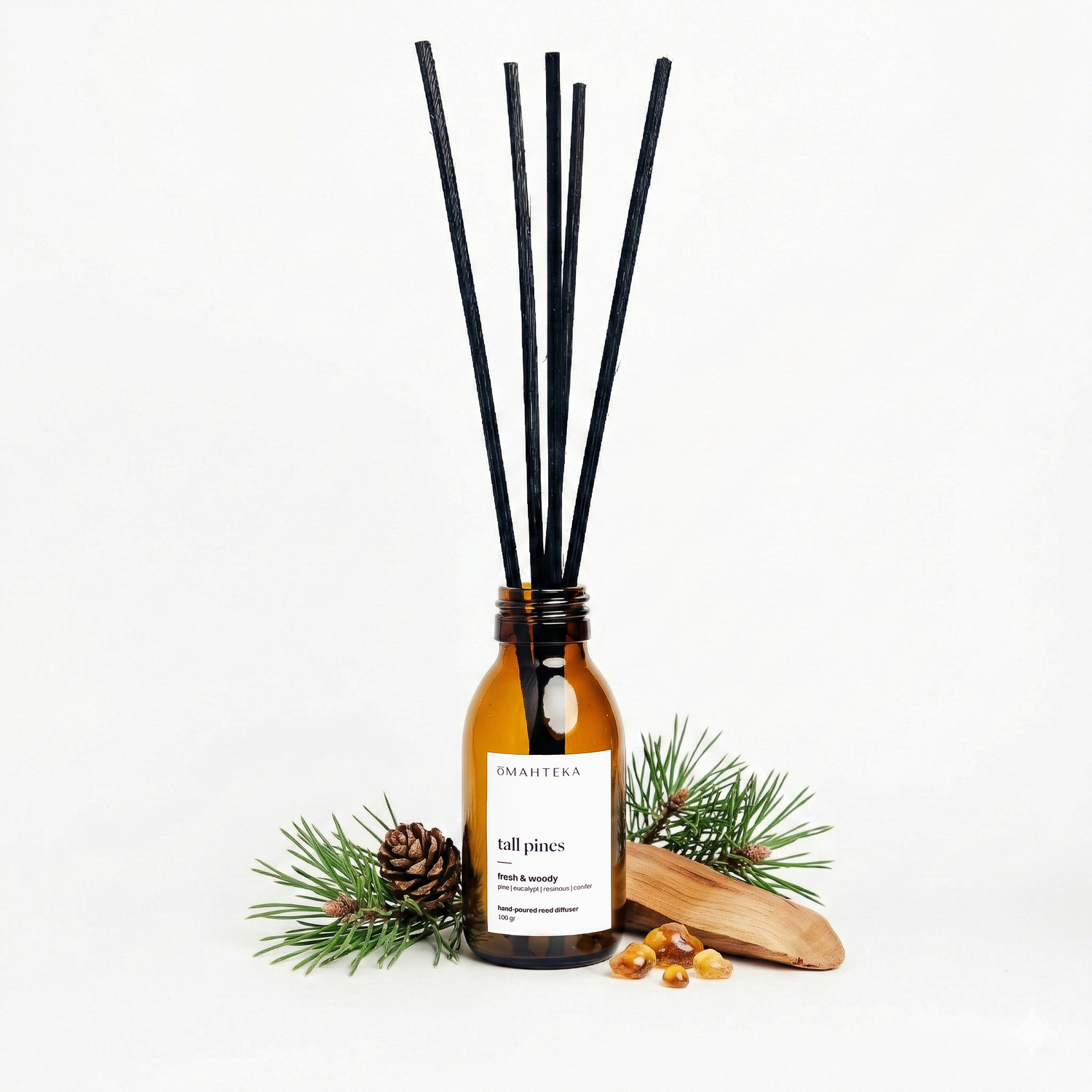 Parfum de cameră Tall Pines de la Omahteka - o compoziție verde și rășinoasă de pin, brad balsamic și cedru, care aduce prospețimea unei păduri de conifere în orice spațiu.