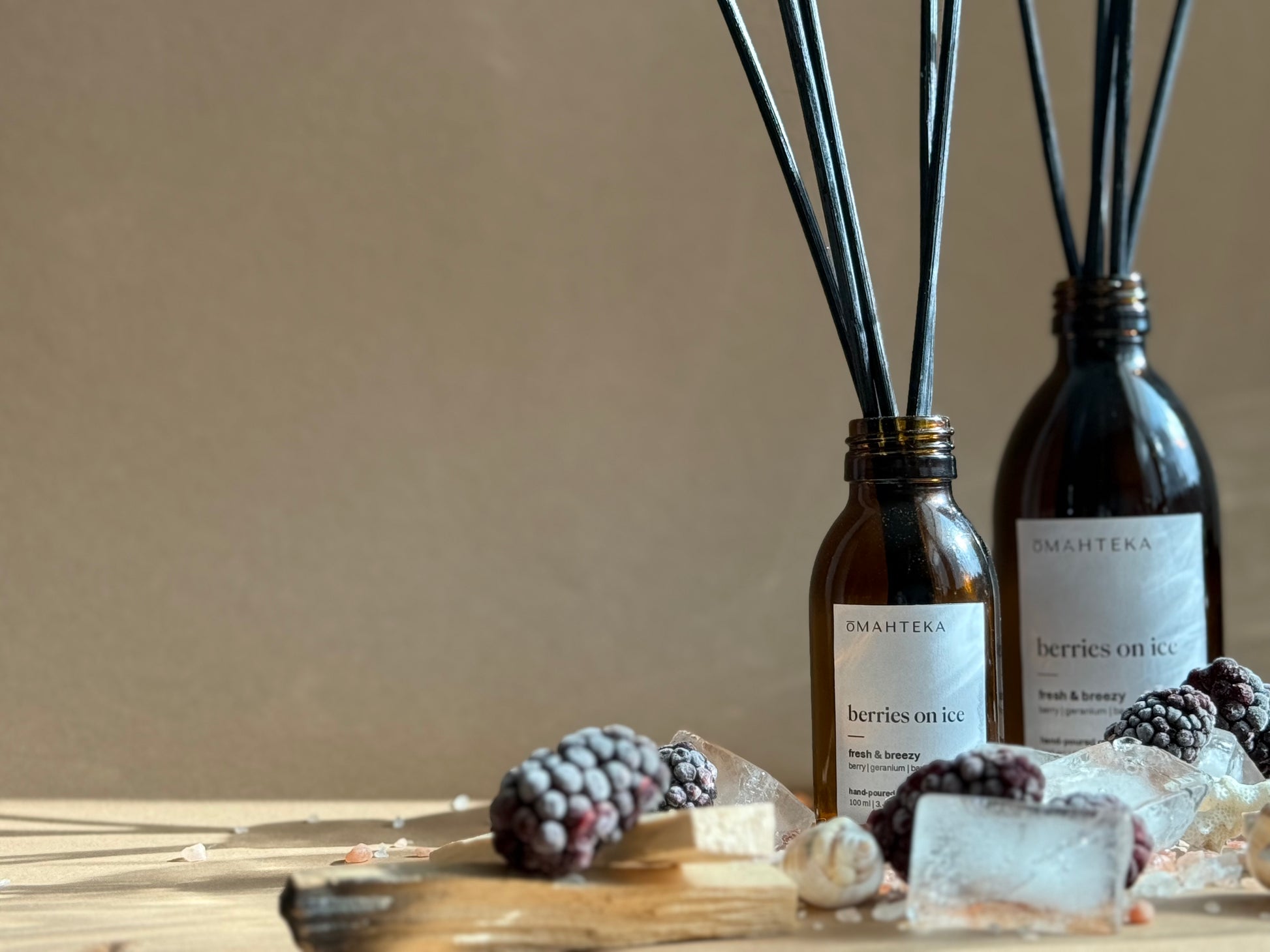 Difuzor de cameră Berries on Ice înconjurat de fructe de pădure și cuburi de gheață – prospețime intensă și difuzare lentă.