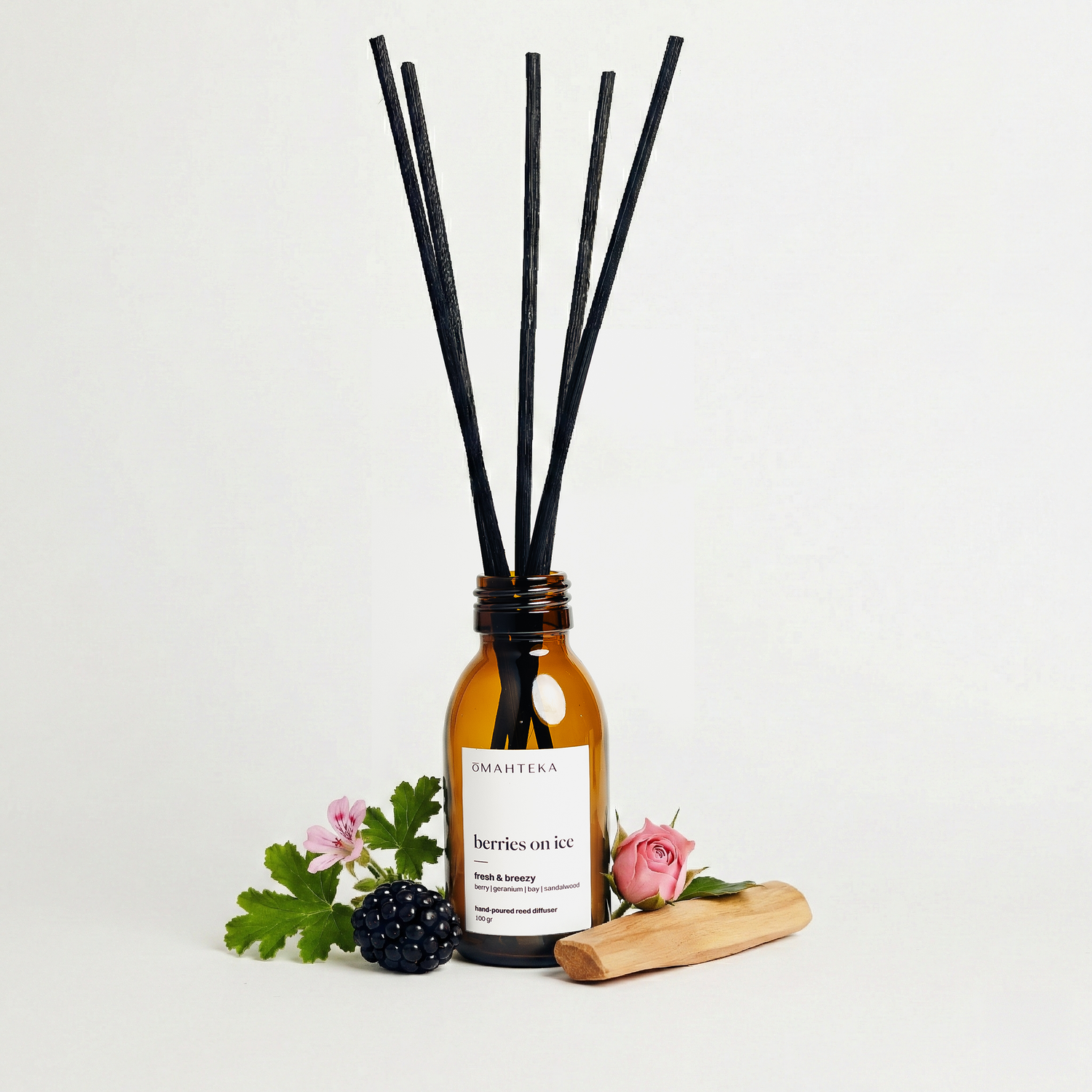 Difuzor de cameră Berries on Ice înconjurat de fructe de pădure și cuburi de gheață – prospețime intensă și difuzare lentă.