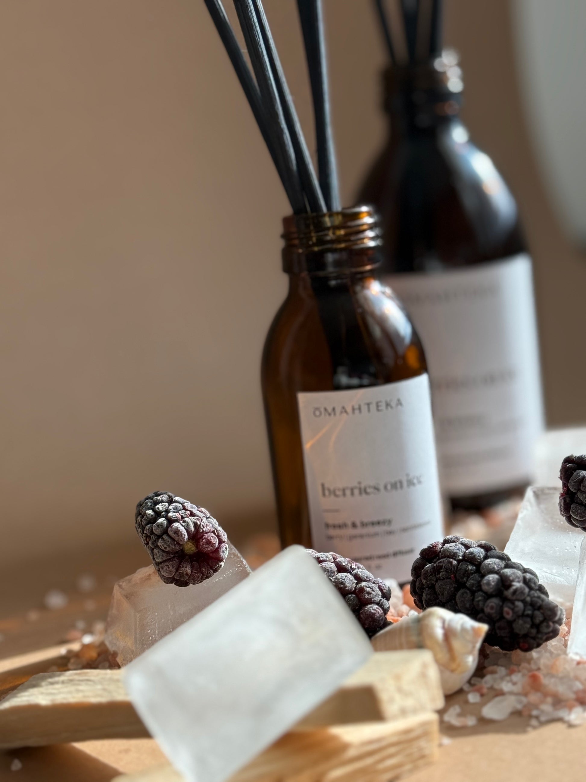 Parfum ambiental Berries on Ice, cu note de coacăze negre, trandafir și mosc – difuzor de cameră cu efect energizant și relaxant.
