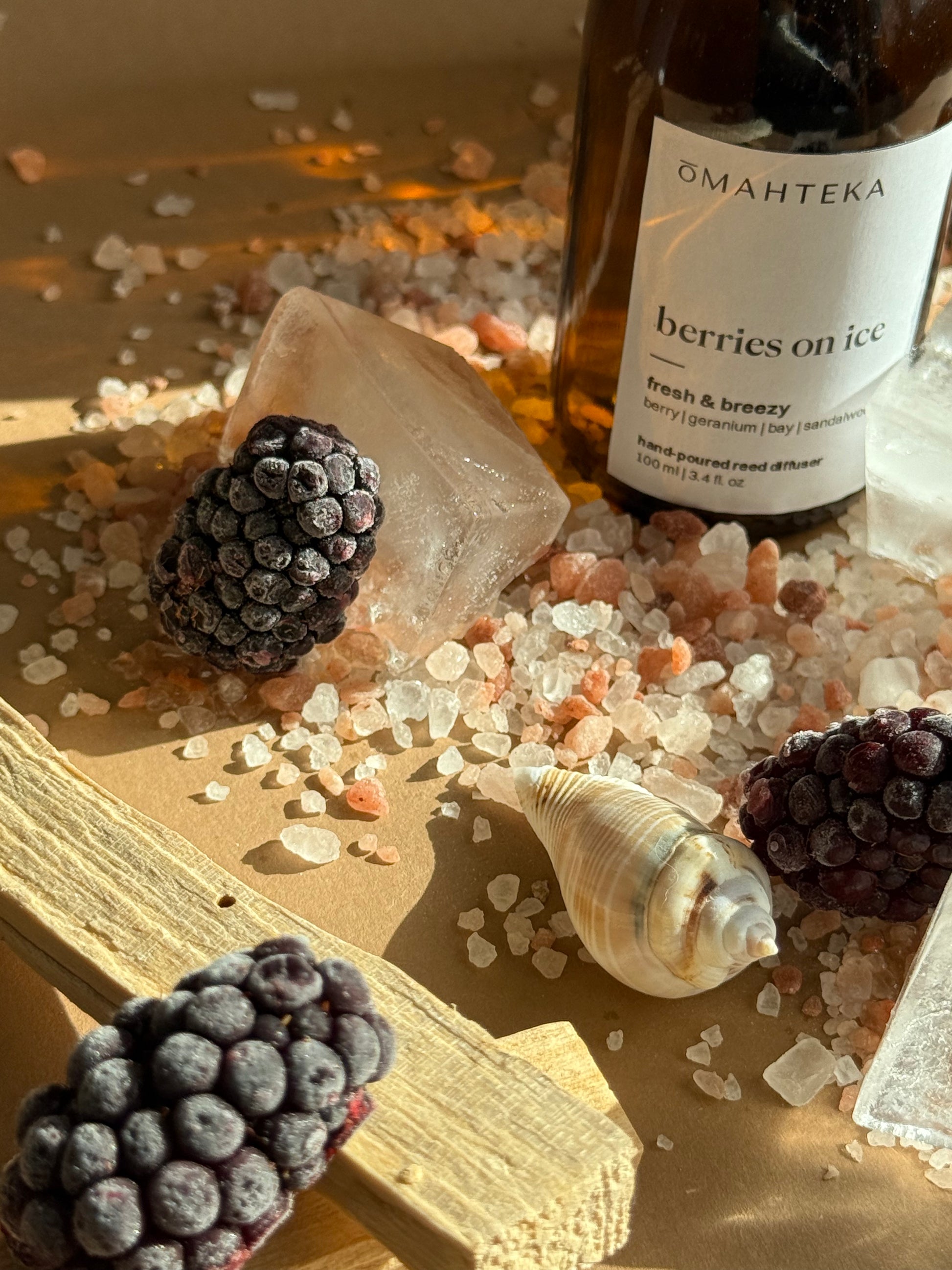 Parfum de cameră cu bețișoare Berries on Ice de la Omahteka – difuzor ambiental cu aromă fresh, în sticlă maro cu protecție UV.