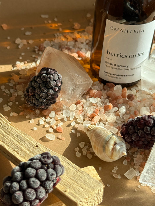 Parfum de cameră cu bețișoare Berries on Ice de la Omahteka – difuzor ambiental cu aromă fresh, în sticlă maro cu protecție UV.