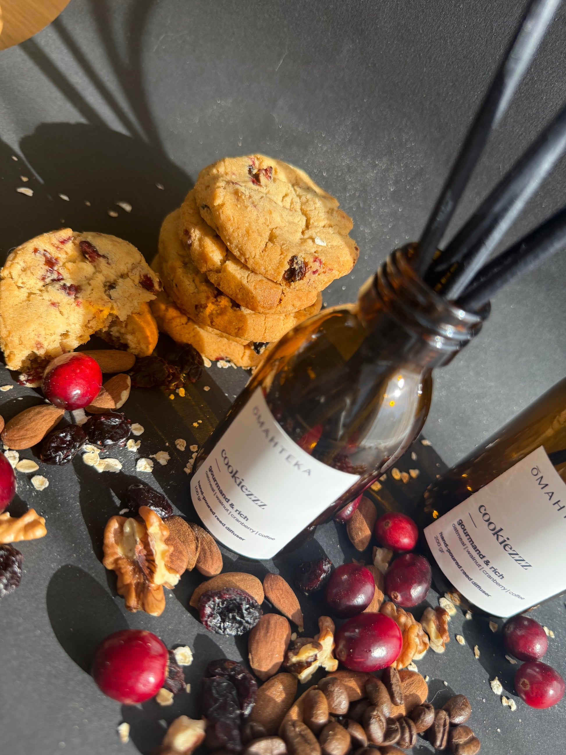 Difuzorul Omahteka într-un decor gurmand, cald, cu nuci, cookies și atmosfera cozy de sezon.