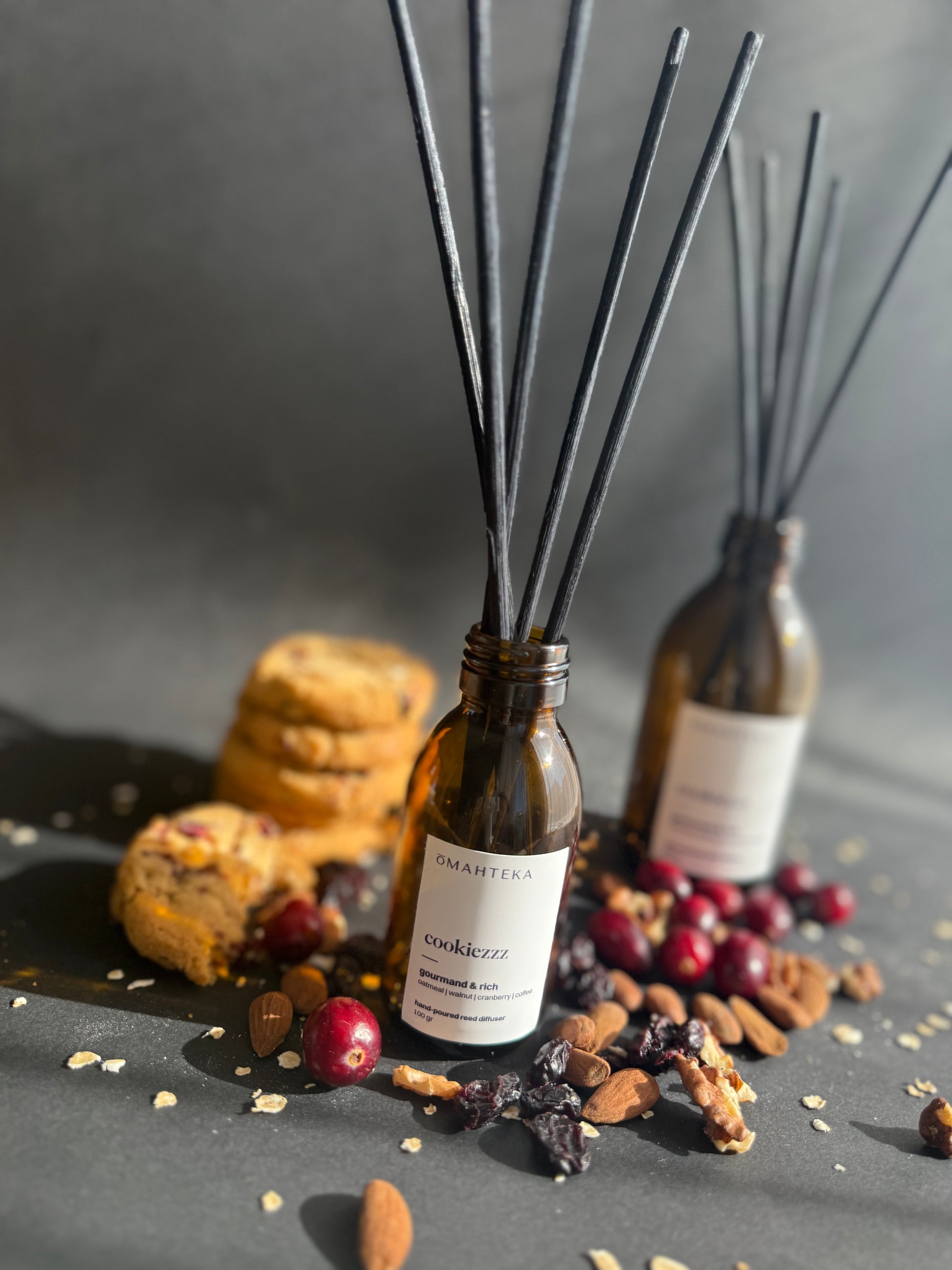 Parfumul Cookiezzz alături de cafea măcinată, migdale și accente aromate de iarnă.