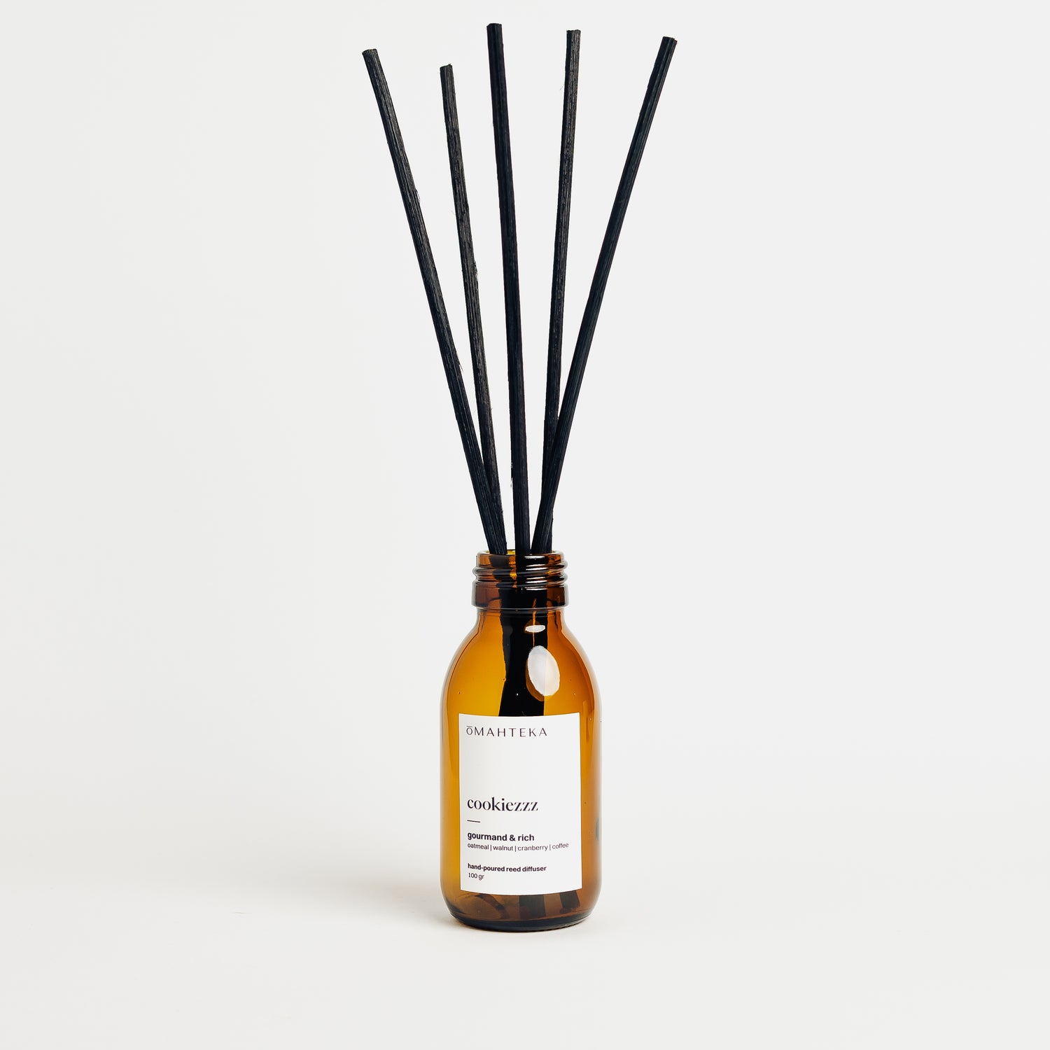 Parfum de cameră cu bețișoare negre integrat într-un aranjament cu ovăz, nuci și condimente calde.