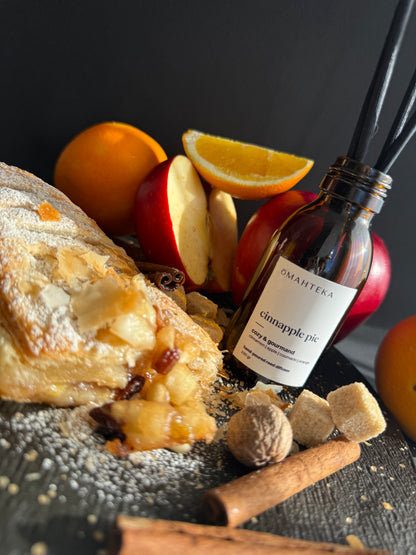 Difuzor de cameră cu temă cozy de iarnă, plasat într-un decor cald cu mere coapte și scorțișoară.