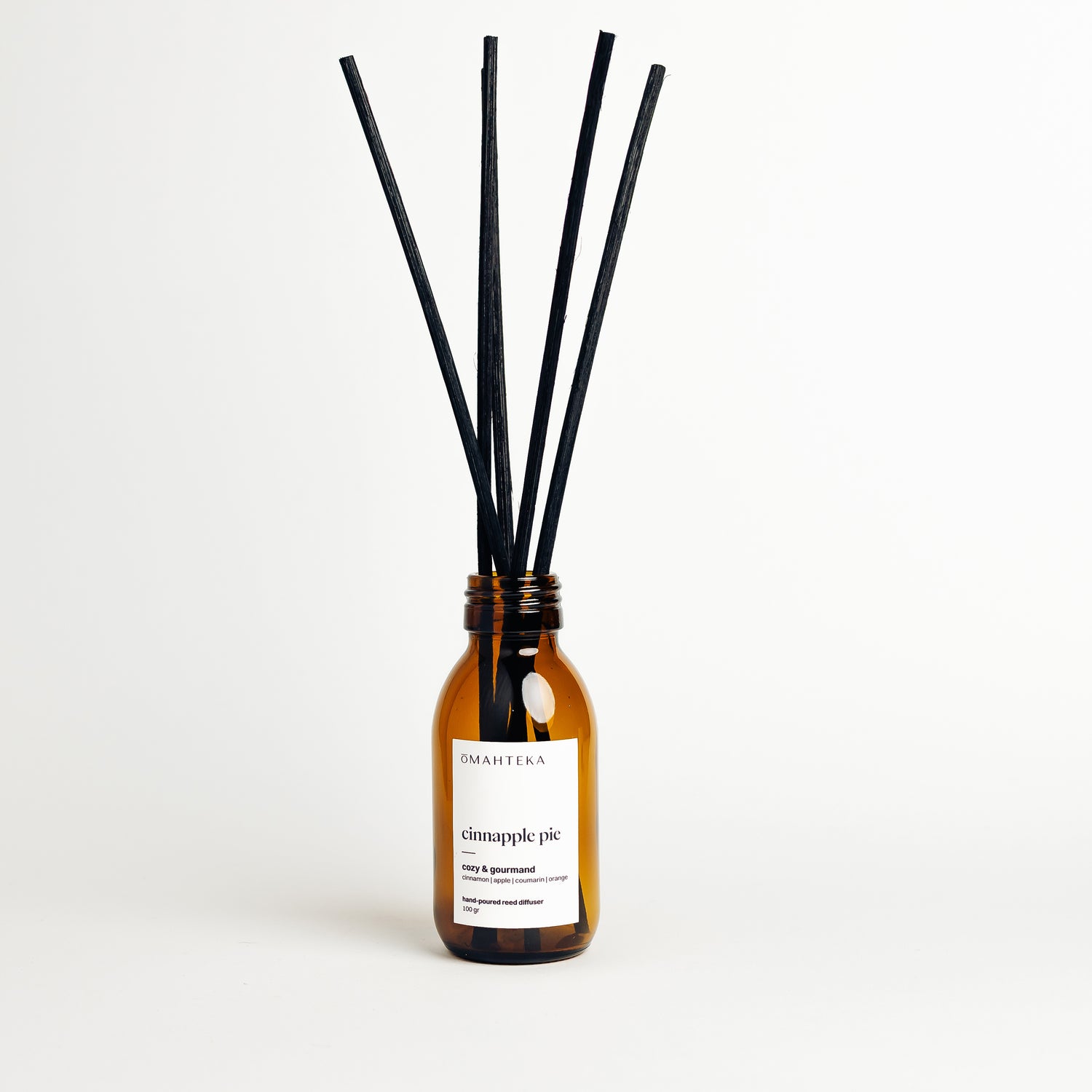 Parfum de cameră cu bețișoare negre, prezentat într-o scenă de iarnă cu note vizuale de mere, scorțișoară și zahăr brun.