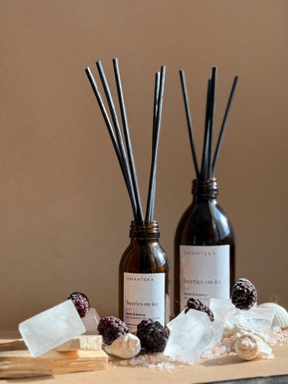 Aromatizator de cameră Omahteka Berries on Ice cu aromă revigorantă, ideal pentru living, dormitor sau spații de relaxare.

