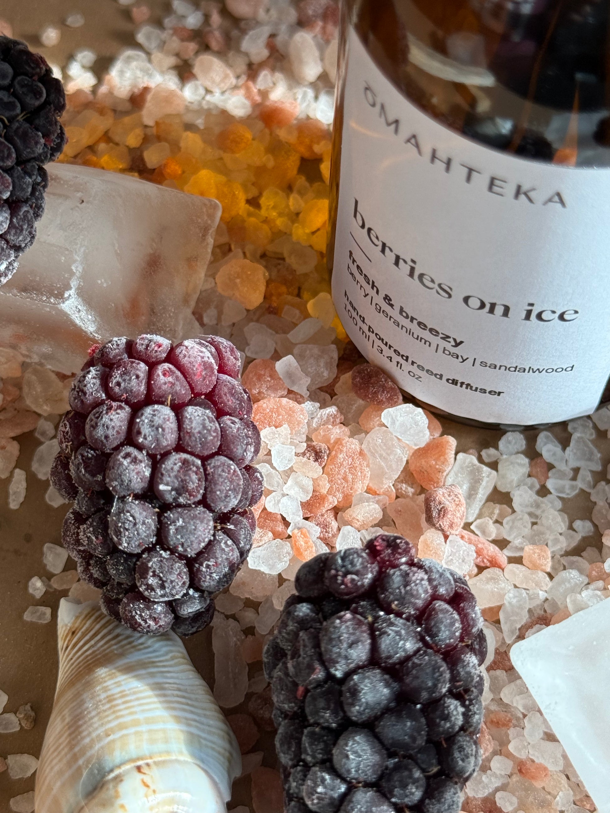 Parfum ambiental Berries on Ice de la Omahteka – combinație între arome fructate, florale și marine, într-un difuzor premium.

