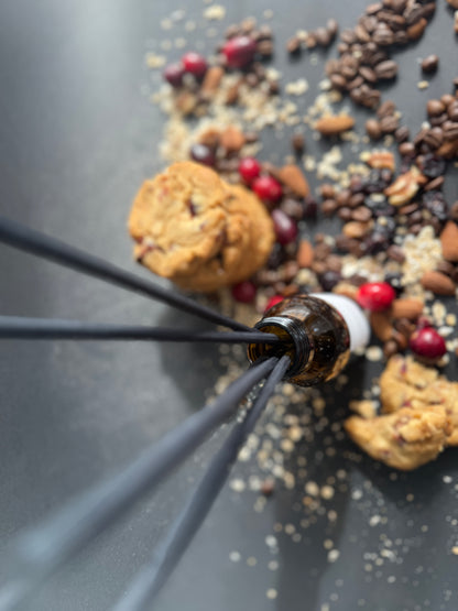 Sticlă Omahteka cu protecție UV și bețișoare negre, fotografiată într-un cadru cald și gurmand.