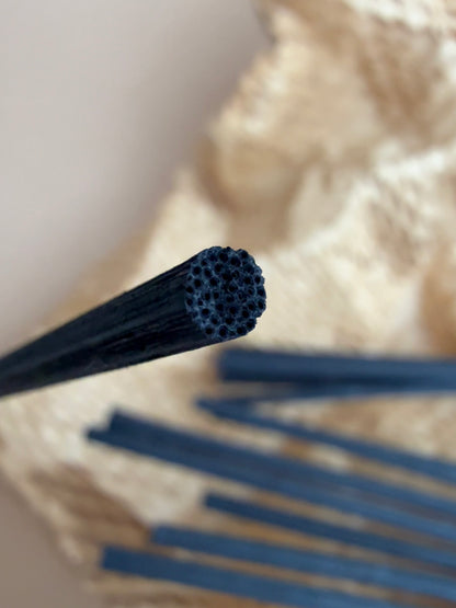 Reeds pentru difuzor de parfum din ratan negru, groase, cu structură poroasă pentru absorbție eficientă și efect capilar