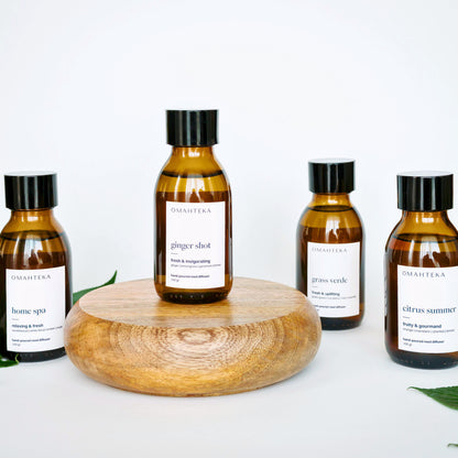 Fresh AF Set de la Omahteka este alegerea ideală pentru cei care nu se pot decide la o singură aromă. 4 tipuri de fresh, 4 personalități diferite: de la nota exotică a Citrus Summer, la prospețimea naturală a Grass Verde, energia condimentată a Ginger Shot și confortul de spa al aromei Home Spa.