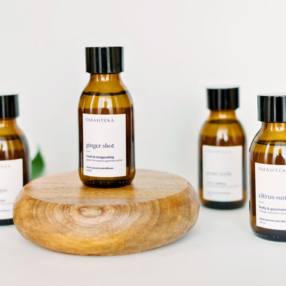 Fresh AF Set de la Omahteka reunește 4 parfumuri de cameră cu bețișoare, gândite pentru cei care iubesc prospețimea în toate formele ei. Setul conține aromele Home Spa, Ginger Shot, Grass Verde și Citrus Summer - patru interpretări diferite ale ideii de fresh, de la lemnos-catifelat la citric-energizant, perfecte pentru orice cameră și orice stare de spirit.