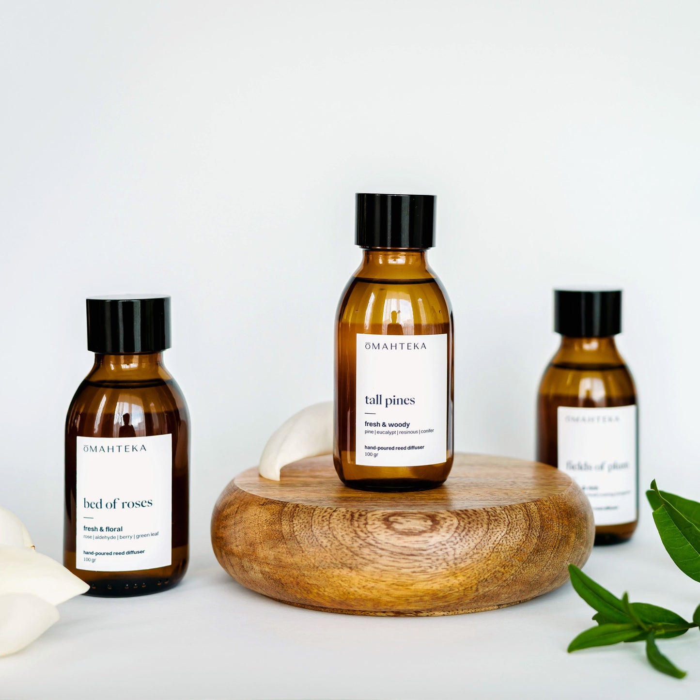 Nature Inspired Set de la Omahteka reunește 3 parfumuri de cameră cu bețișoare inspirate din natură - Bed of Roses, Tall Pines și Fields of Plum, fiecare o călătorie olfactivă diferită printr-un peisaj natural.