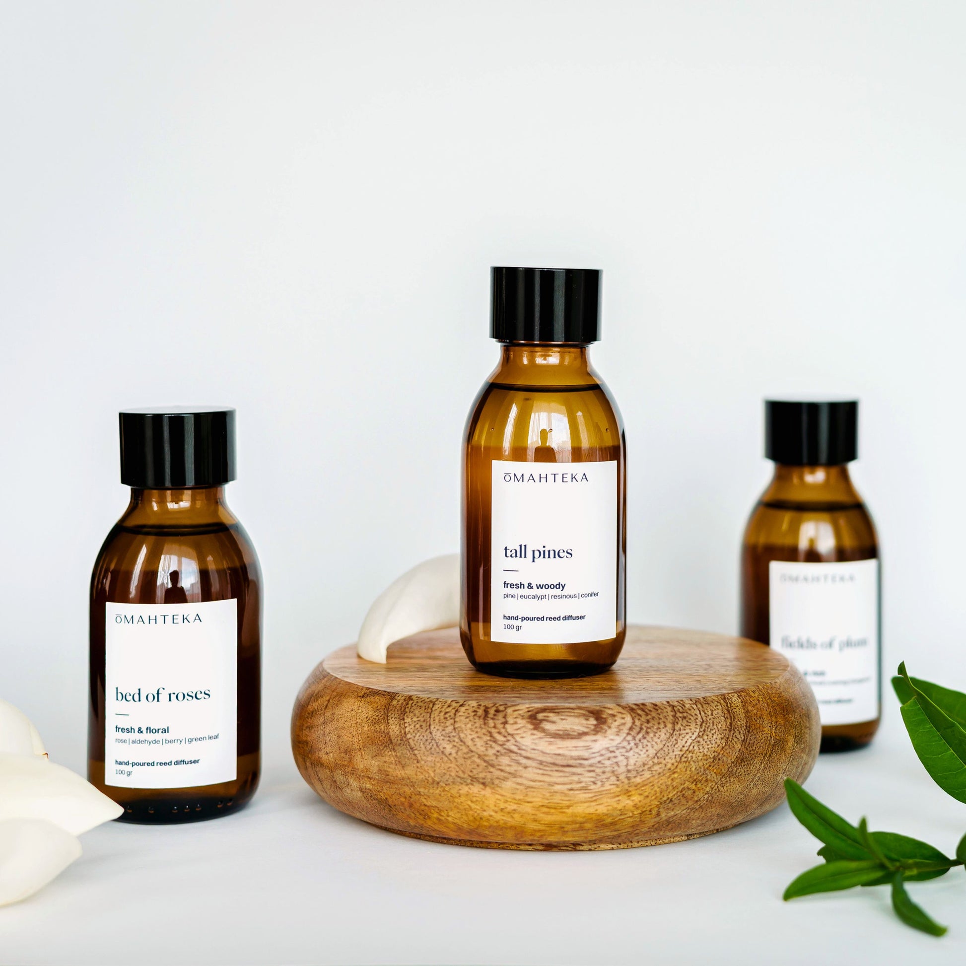 Nature Inspired Set de la Omahteka reunește 3 parfumuri de cameră cu bețișoare inspirate din natură - Bed of Roses, Tall Pines și Fields of Plum, fiecare o călătorie olfactivă diferită printr-un peisaj natural.