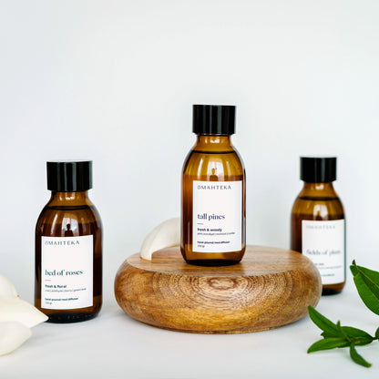 Nature Inspired Set de la Omahteka reunește 3 parfumuri de cameră cu bețișoare inspirate din natură - Bed of Roses, Tall Pines și Fields of Plum, fiecare o călătorie olfactivă diferită printr-un peisaj natural.
