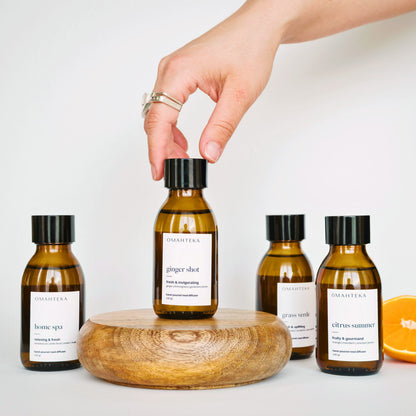 Un set de 4 parfumuri de cameră perfect pentru vară, Fresh AF Set combină prospețimea verde a ierbii proaspăt cosite (Grass Verde), energia citricelor însorite (Citrus Summer), vioiciunea condimentată a ghimbirului (Ginger Shot) și căldura relaxantă a lemnului de santal (Home Spa) - toate livrate rapid în România.