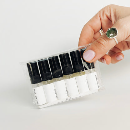 Set de testare Vol. 2 de la Omahteka, conținând șase mini sticluțe de parfum de cameră 3ml.
