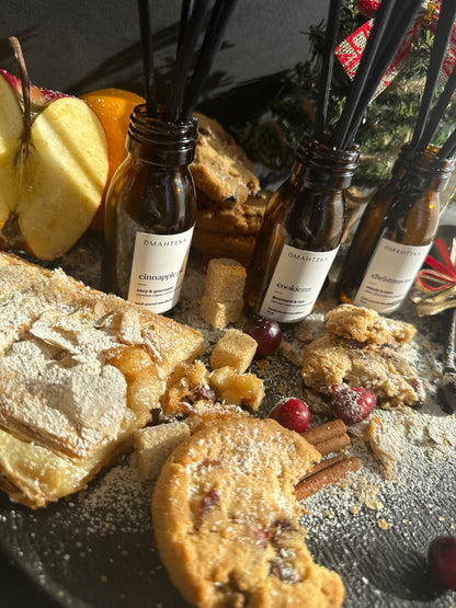 Christmas Discovery Set cu toate aromele, prezentat într-un cadru elegant cu accente naturale și decoruri de sărbători.