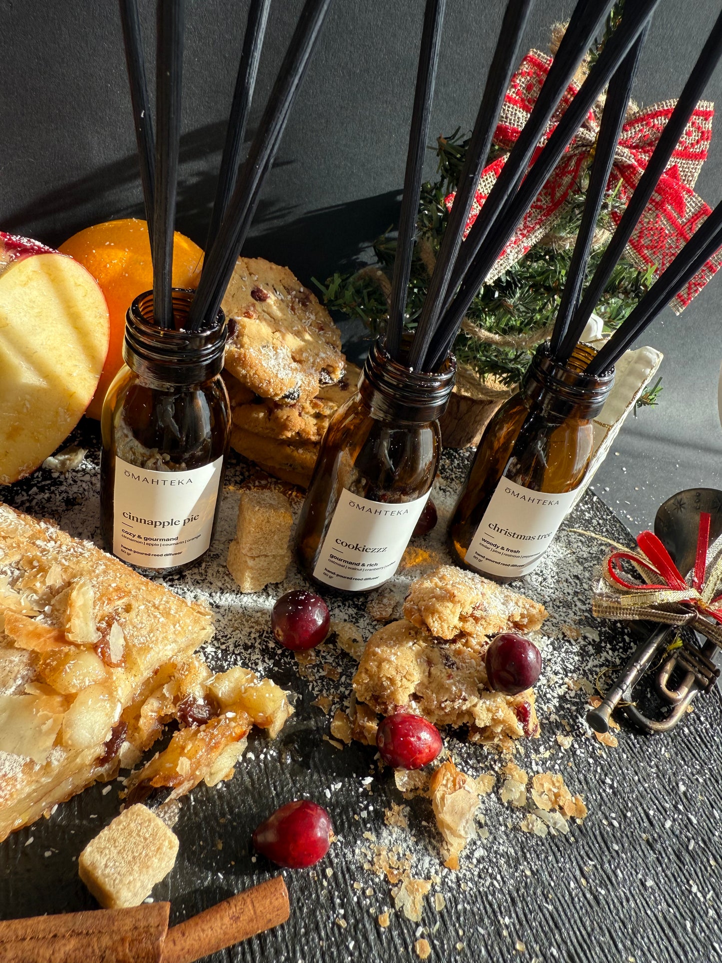 Setul Omahteka pentru sezonul rece, fotografiat într-o scenă luminoasă cu ornamente de Crăciun.