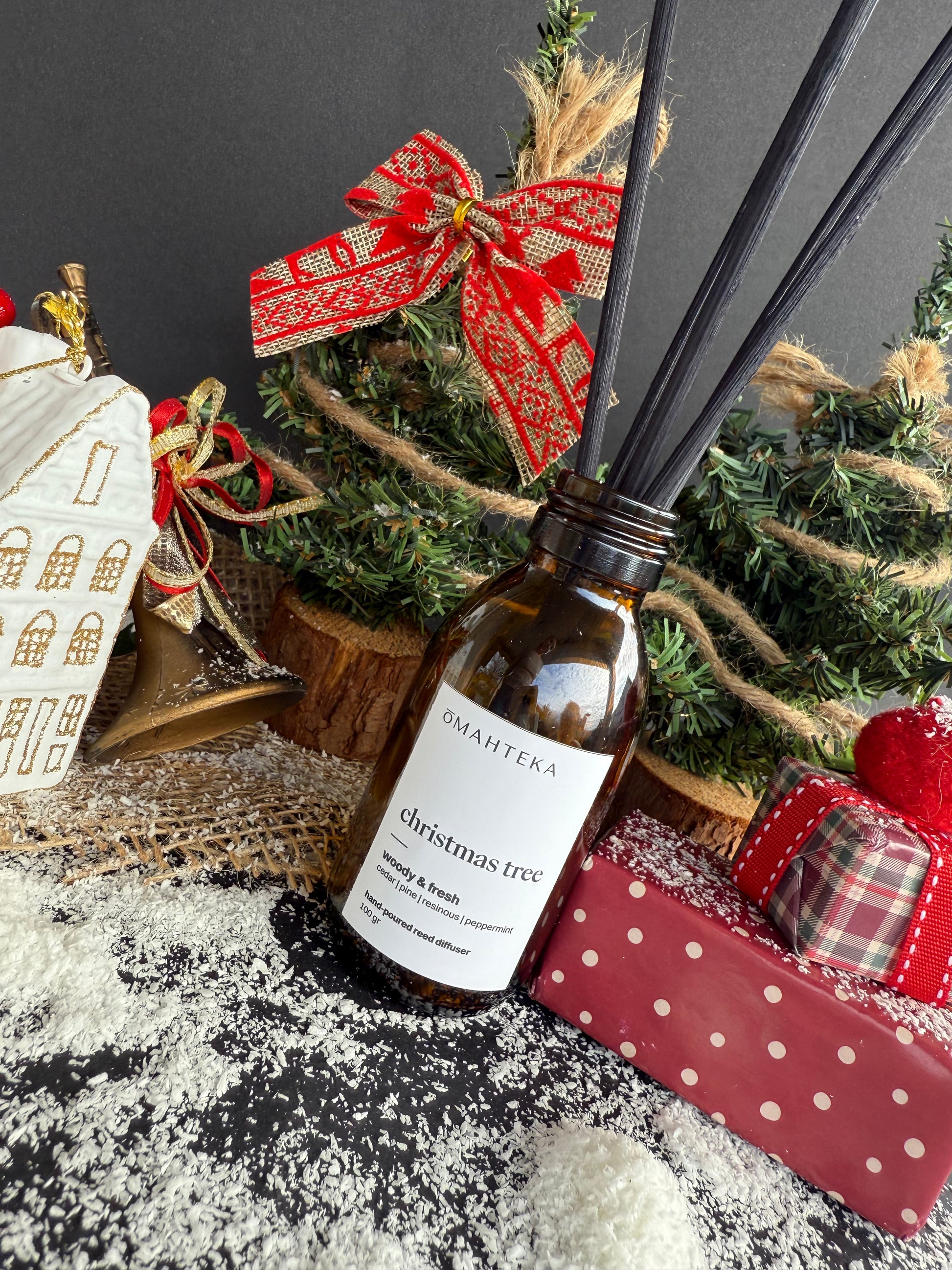 Difuzor Christmas Tree într-un setup de sărbători cu clopoței, luminițe și texturi verzi de iarnă.