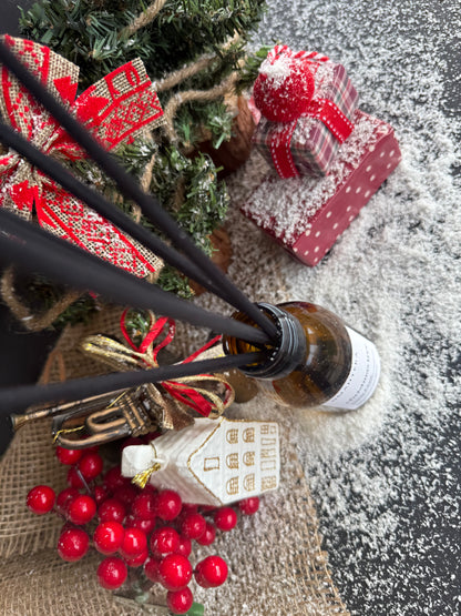 Christmas Tree în setup cozy cu elemente tradiționale de iarnă: clinchete, globuri și accente naturale.