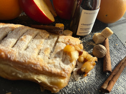 Arome de măr și scorțișoară ilustrate printr-un decor cu plăcintă de mere și difuzorul de cameră Cinnapple Pie.