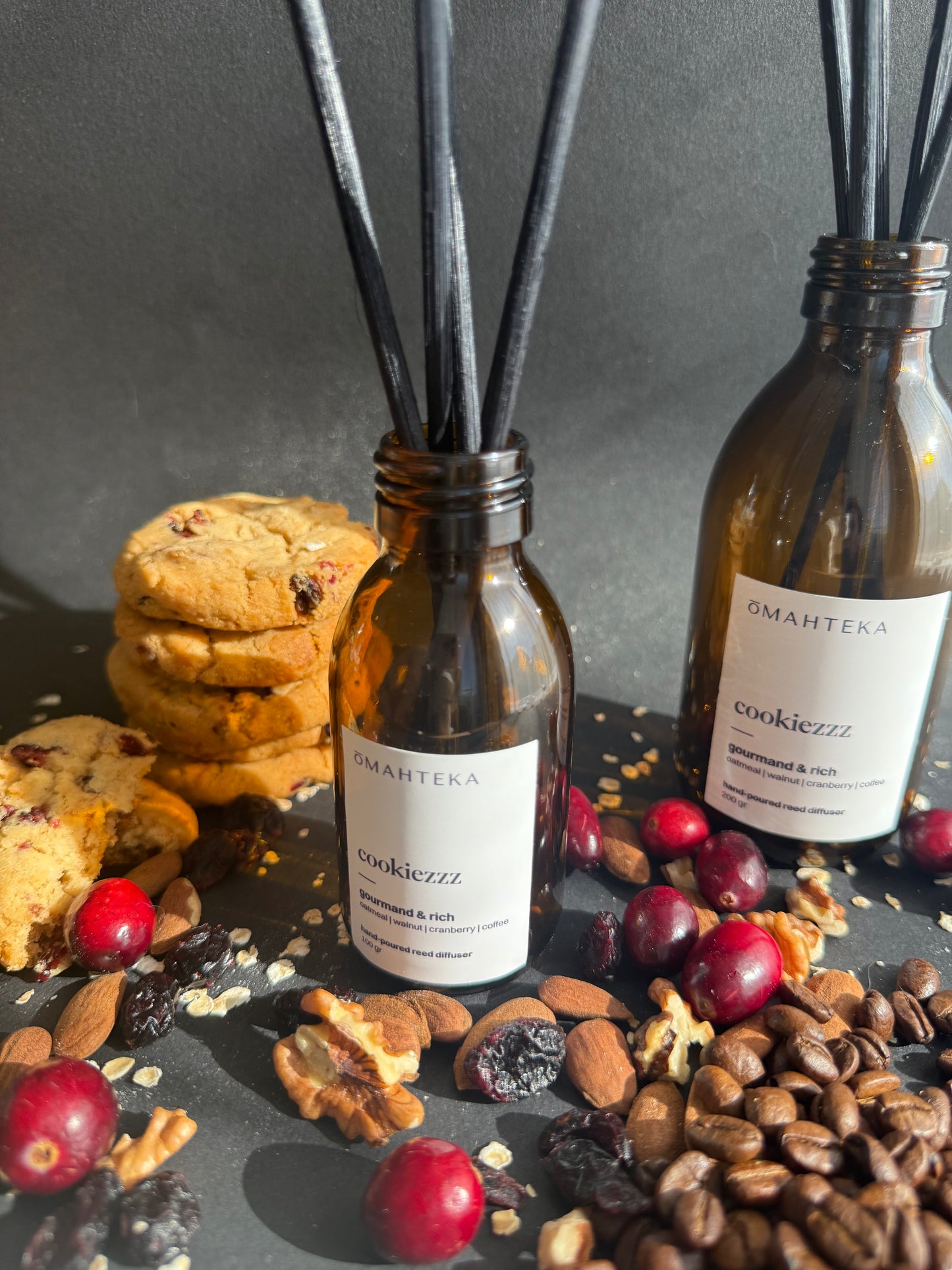 Parfumul Cookiezzz alături de cafea măcinată, migdale și accente aromate de iarnă.