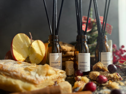 Difuzoarele Cookiezzz, Cinnapple Pie și Christmas Tree în sticle UV, într-un decor premium de Crăciun.