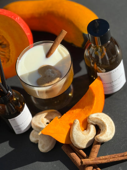Aromă de toamnă Omahteka – Pumpkin Spice, într-un decor rustic cu dovleac, turtă dulce și bețișoare parfumate din ratan.