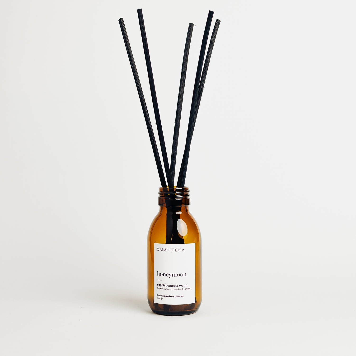 Parfum sofisticat de cameră – Honeymoon de la Omahteka, cu miere, tutun și accente lemnoase, cu bețișoare din ratan.