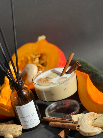 Aromă gurmandă de toamnă – Pumpkin Spice de la Omahteka, cu bețișoare de ratan și note de dovleac, vanilie și cuișoare.