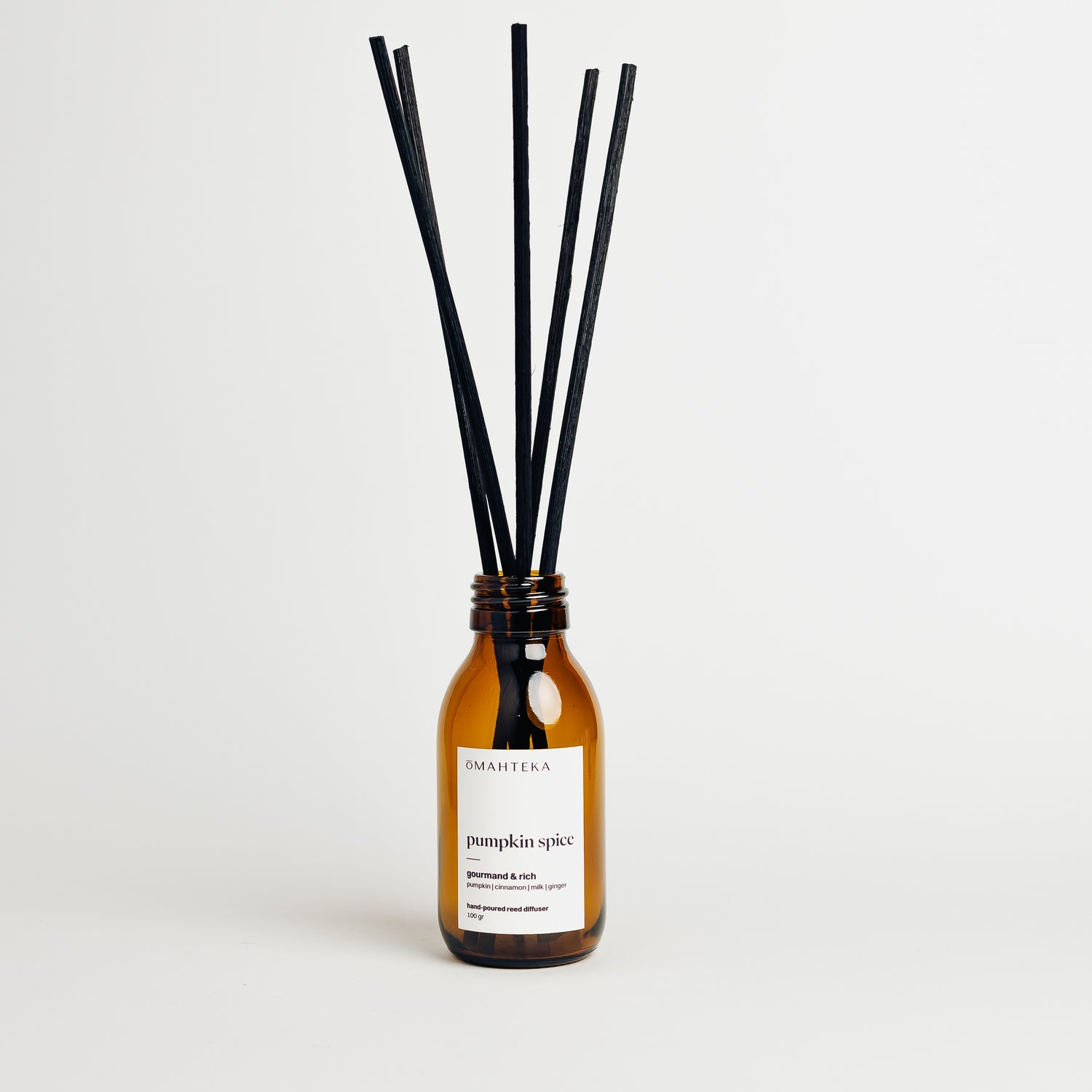 Aromă gurmandă de toamnă – Pumpkin Spice de la Omahteka, cu bețișoare de ratan și note de dovleac, vanilie și cuișoare.