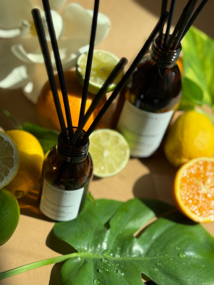 Aromatizator de cameră natural Omahteka cu esență Citrus Summer – o combinație de lămâie, lime și apă, ideal pentru spații luminoase și aerisite.