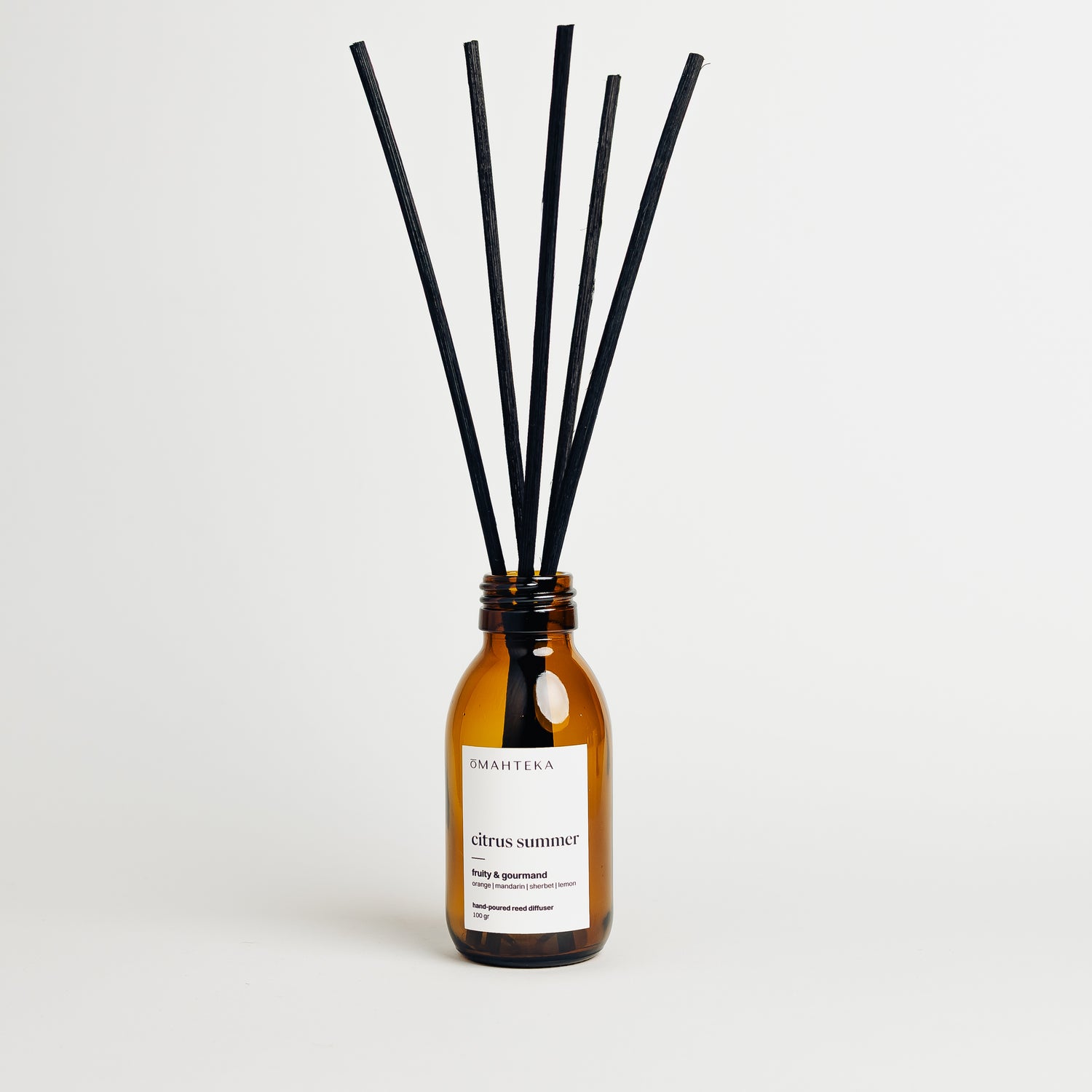 Aromatizator de cameră natural Omahteka cu esență Citrus Summer - o combinație de lămâie, lime și apă, ideal pentru spații luminoase și aerisite.