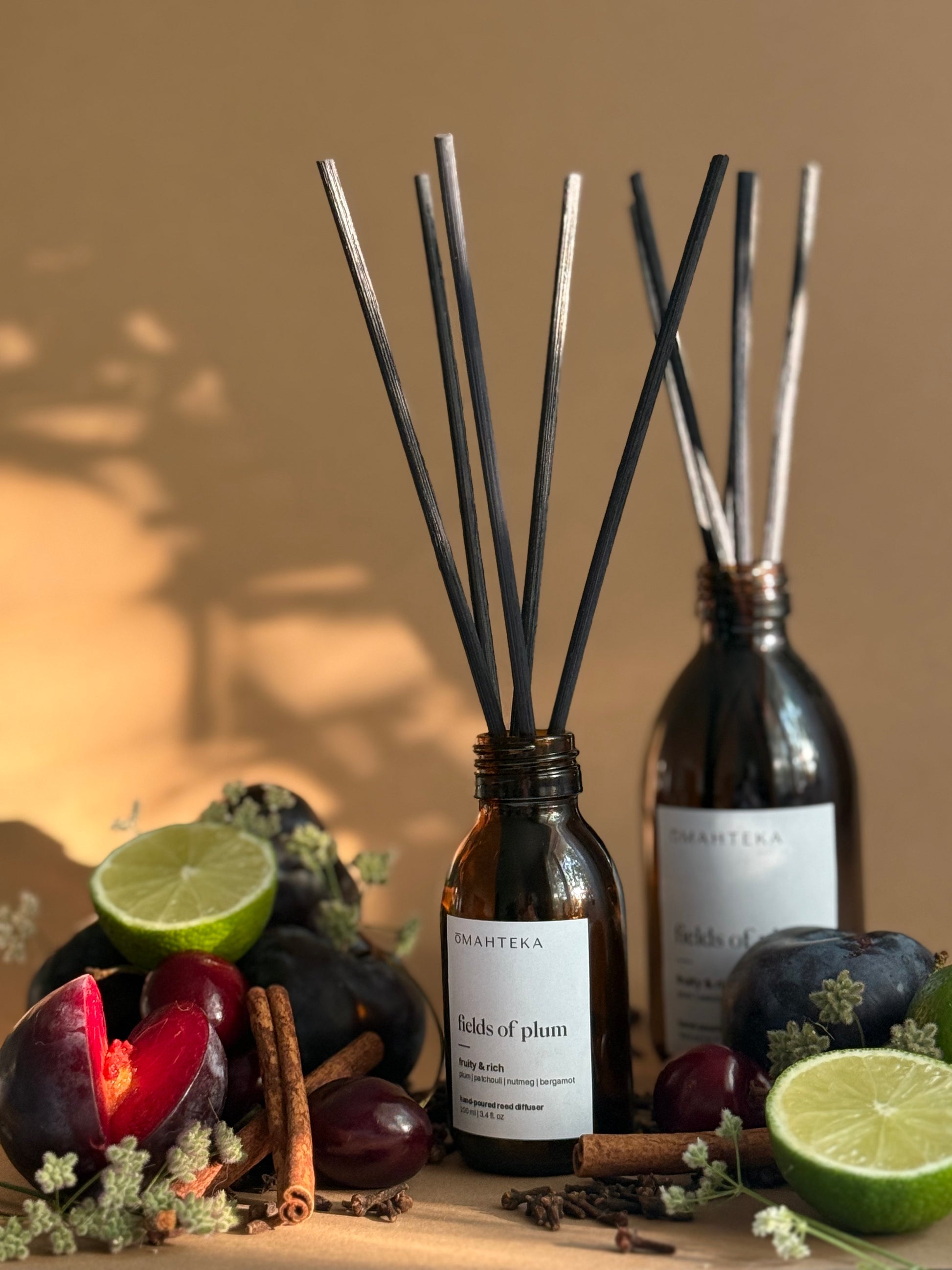 Aromatizator de cameră natural Omahteka Fields of Plum – parfum ambiental intens cu vișine, prune uscate, trandafir și note condimentate.