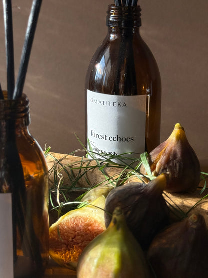 Aromatizator de cameră natural Forest Echoes – combinație fresh de smochine, cocos și cedru, într-un flacon elegant cu bețișoare.