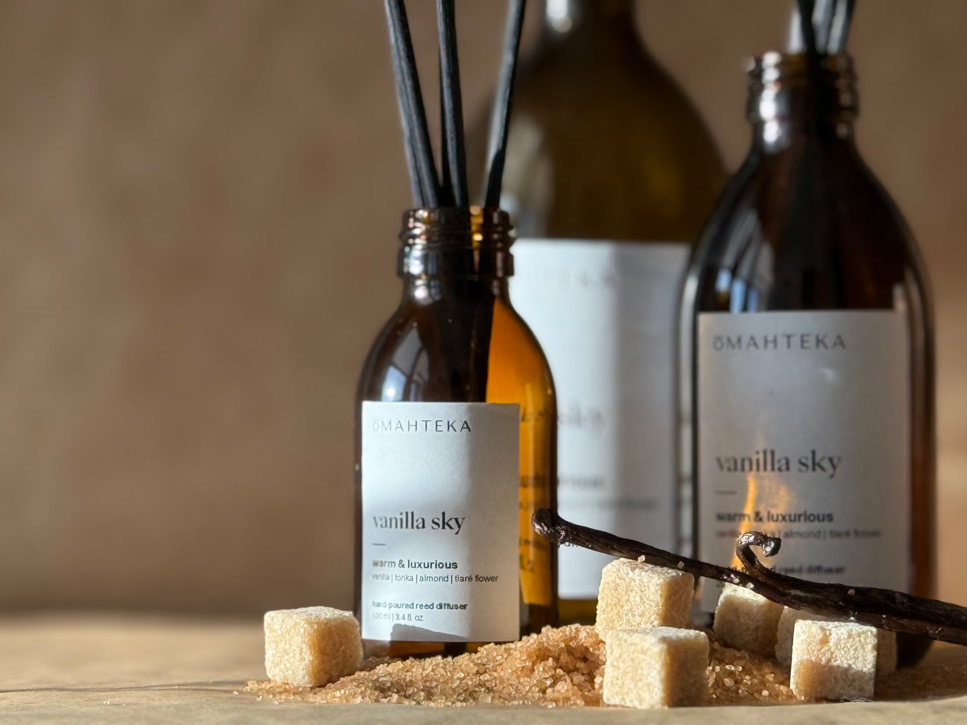 Aromatizator de cameră Vanilla Sky de la Omahteka – combinație exotică de floare de tiaré, migdale și lemn de santal într-un flacon elegant.
