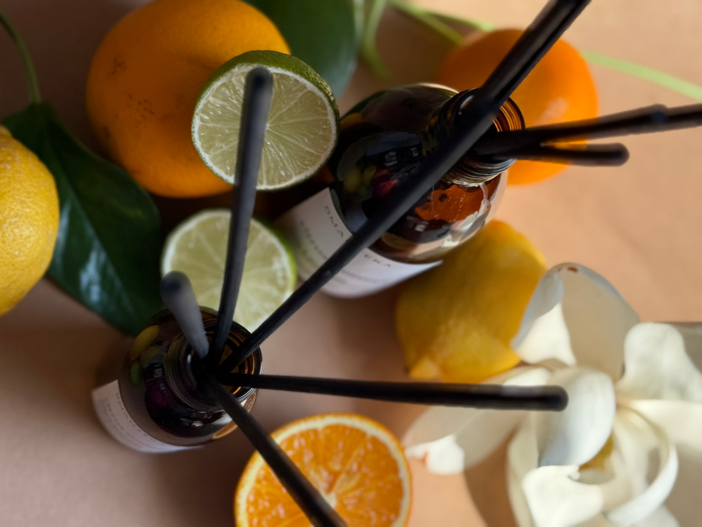 Difuzor de cameră Citrus Summer într-o sticlă de culoare maro, cu protecție UV și bețișoare elegante, pentru un parfum persistent și de calitate.