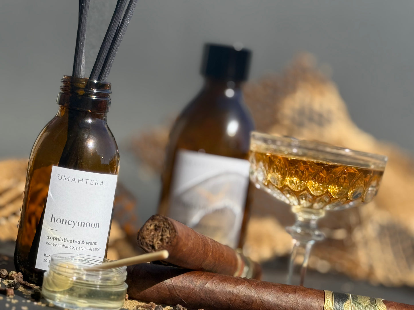 Difuzor aromatic Omahteka – Honeymoon, cu bețișoare de ratan emanând un parfum cald și misterios cu note de tutun și miere.