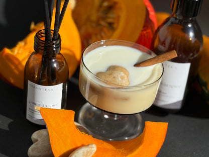 Difuzor aromatic Omahteka – Pumpkin Spice, cu bețișoare de ratan și recipient din sticlă maro, cu aromă de turtă dulce, dovleac și scorțișoară.