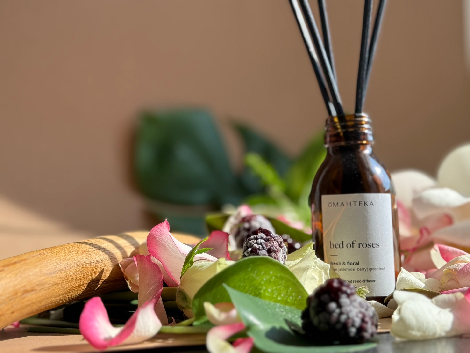 Difuzor de cameră Bed of Roses cu note rafinate de trandafir, mosc și mușchi – pentru o atmosferă calmă și florală, ideală în orice anotimp.