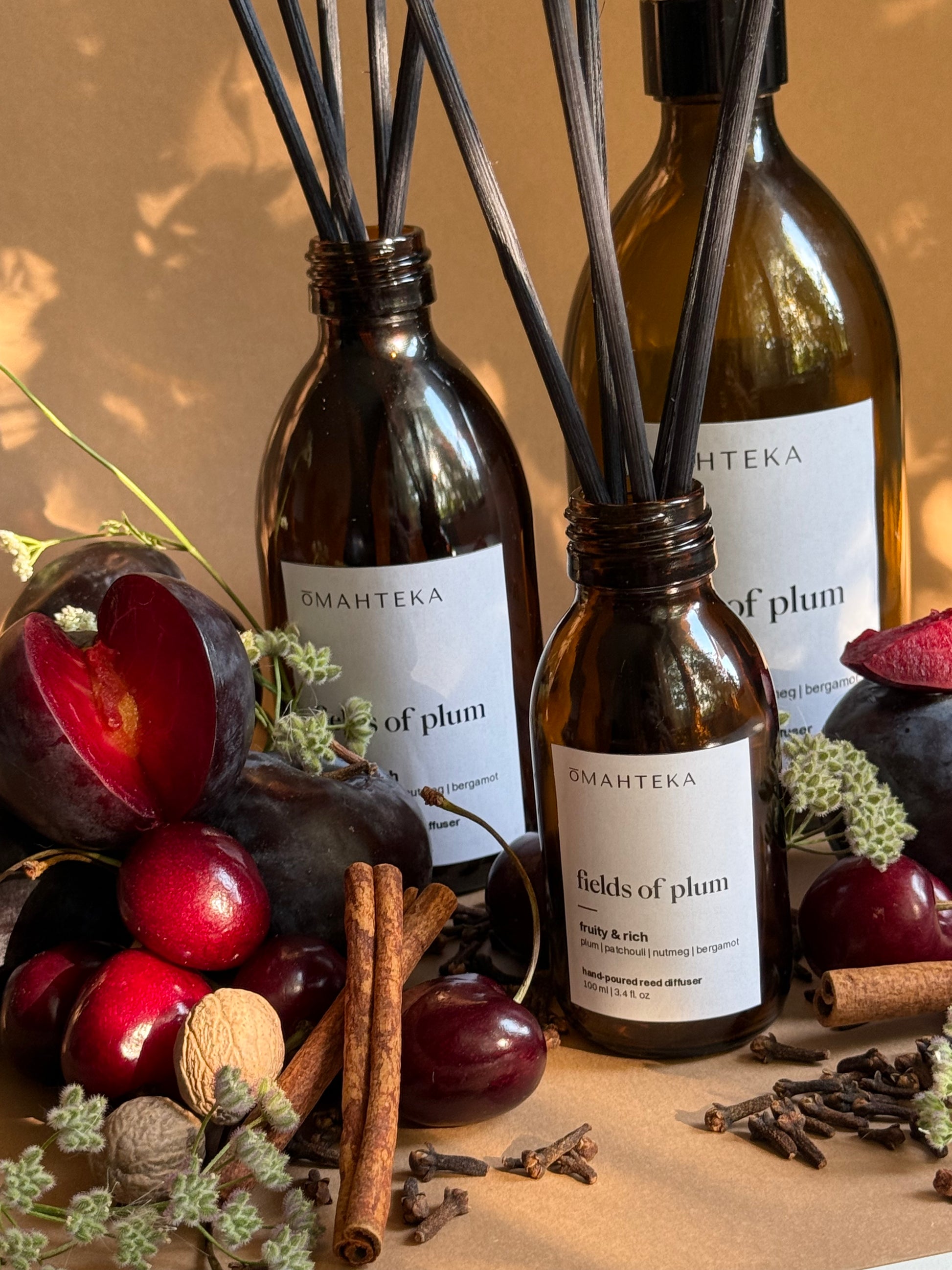 Difuzor de cameră Fields of Plum cu scorțișoară, cuișoare, boabe de tonka și prune – ideal pentru aromaterapie în spații intime și elegante.