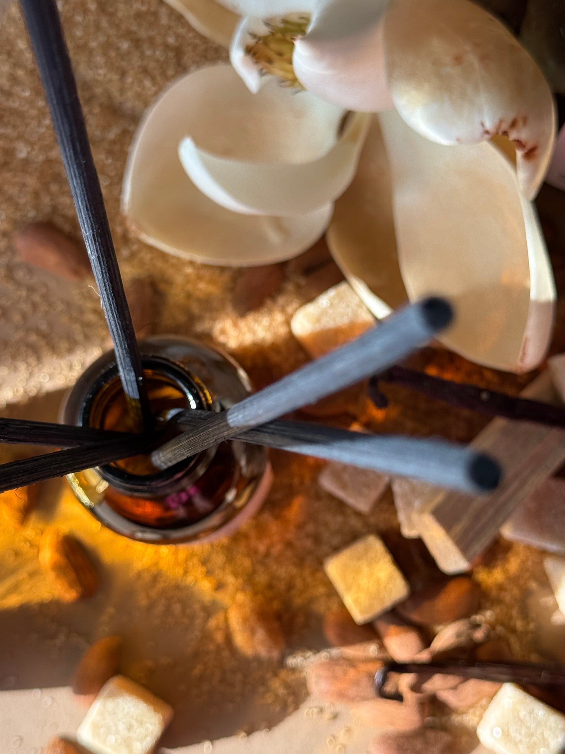 Vanilla Sky – parfum ambiental cu note de lemn de santal și flori exotice, perfect pentru dormitoare sau colțuri liniștite de relaxare.