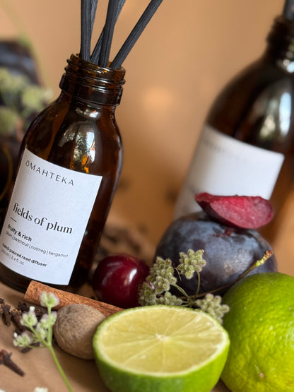 Parfum de cameră cu bețișoare Fields of Plum, cu arome bogate de patchouli, vanilie și condimente dulci pentru o atmosferă caldă și seducătoare.