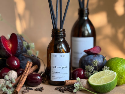 Parfum ambiental Omahteka Fields of Plum cu difuzare lentă – aromă persistentă, floral-fructată, perfectă pentru dormitor sau sufragerie.