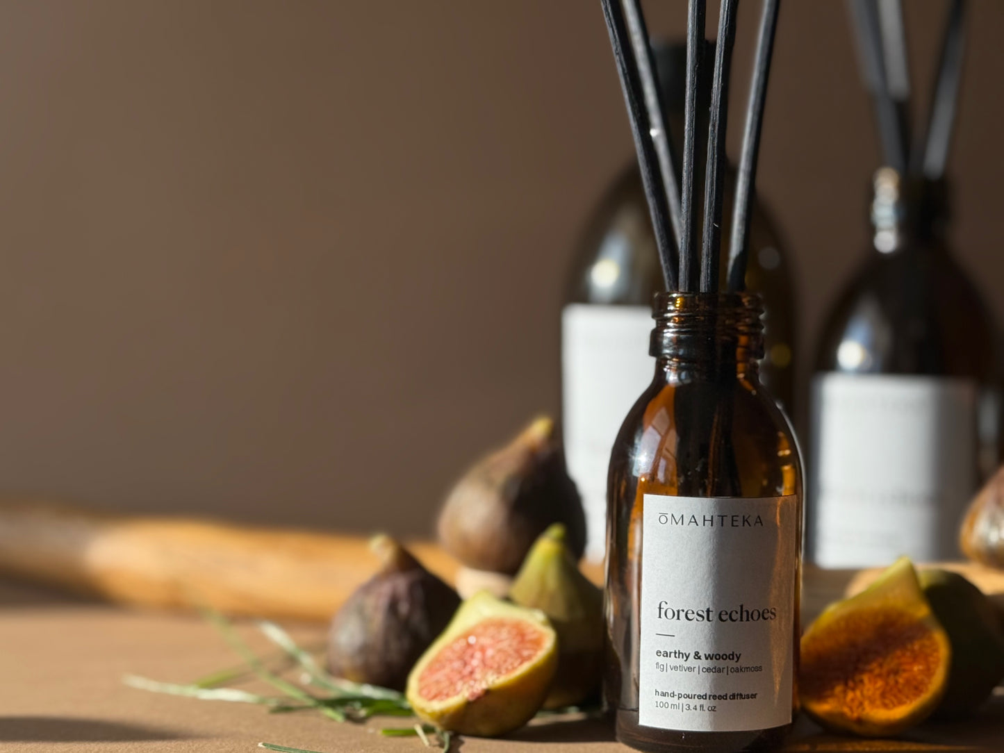 Forest Echoes – parfum de cameră cu difuzare lentă și aromă naturală de smochine, cardamon, mușchi și cedru, potrivit pentru spații intime.
